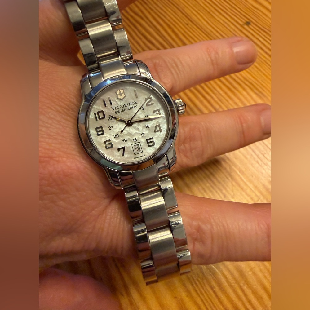 Beautiful Victorinox Swiss Army, mother of pearl stainless steel watch, EUC